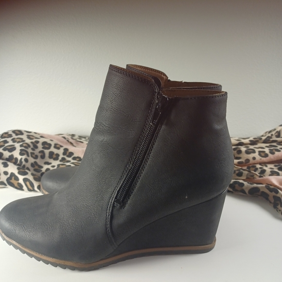 Soul by Naturalizer Black Wedge Bootie Size 9 - Picture 3 of 8